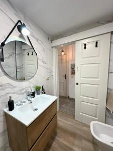 een badkamer met een wastafel en een spiegel bij Apartamento La Carihuela 2 in Torremolinos