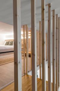 Cette chambre est dotée de murs en bois et d'un lit. dans l'établissement Charming apartment central Madrid, à Madrid