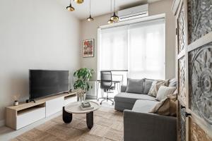 a living room with a couch and a tv at Charming apartment central Madrid in Madrid