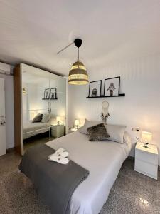 een slaapkamer met een groot bed en een spiegel bij Apartamento La Carihuela 2 in Torremolinos