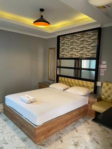 Un dormitorio con una cama grande y una ventana en โรงแรมกู๊ดอินน์, en Phra Nakhon Si Ayutthaya