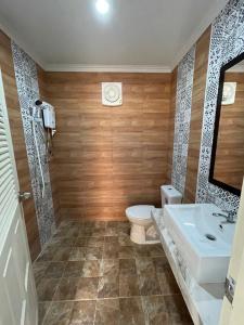 a bathroom with a toilet and a sink at โรงแรมกู๊ดอินน์ in Phra Nakhon Si Ayutthaya +4 photos