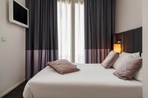 Postel nebo postele na pokoji v ubytování Hotel Ines