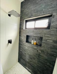 uma casa de banho com um chuveiro e uma janela em La Ventana Apartments Torote #5 em La Ventana