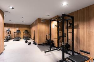 einen Fitnessraum mit mehreren Trainingsgeräten in einem Raum in der Unterkunft Les Appartements de Babel République in Marseille