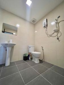 łazienka z toaletą i umywalką w obiekcie Sleep Inn - Lonely Beach w mieście Ko Chang