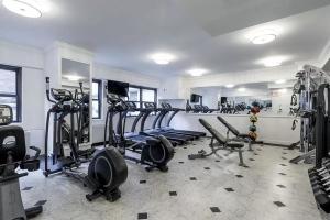 un gimnasio con un montón de cintas de correr y máquinas en UES 1br w gym doorman walk to central park NYC-1332 en Nueva York