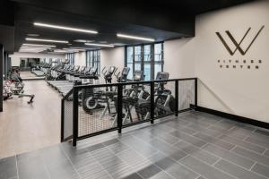 een fitnessruimte met rijen loopbanden en crosstrainers bij FiDi jr 1br w bar lounge gym nr wall street NYC-1345 in New York