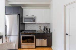 A cozinha ou cozinha compacta de FiDi 1br w game room resident-only speakeasy NYC-1346