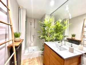 a bathroom with a sink and plants in it at ~ Le Jungle ~ Petit cocon au porte du Futuroscope in Chasseneuil-du-Poitou
