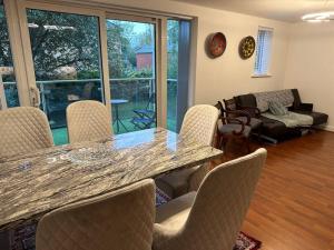 a living room with a marble table and chairs at 2 Bedrooms Luxurious Apartment in Luton in Luton