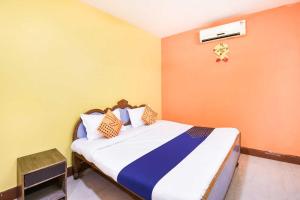 Łóżko lub łóżka w pokoju w obiekcie Super OYO Flagship Hotel Shivam Inn