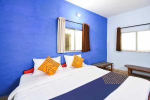 Łóżko lub łóżka w pokoju w obiekcie Super OYO Flagship Hotel Shivam Inn