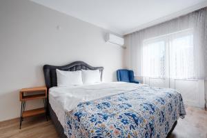 Een bed of bedden in een kamer bij Comfy Flat with Balcony in Bursa