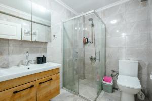 Ванная комната в Comfy Flat with Balcony in Bursa