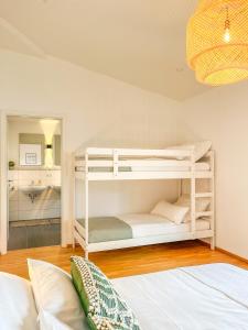 1 dormitorio con 2 literas y baño en Sunset Club - Nesselwang Chalets Nr 1, en Nesselwang