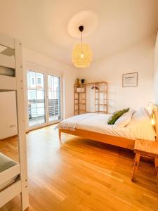 1 dormitorio con cama y ventana grande en Sunset Club - Nesselwang Chalets Nr 1, en Nesselwang