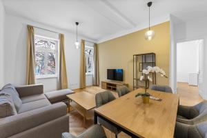 uma sala de estar com um sofá e uma mesa em Vienna Chic Residences #Suite 6 * Brand New * em Viena