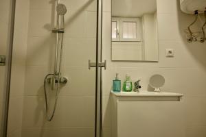 a bathroom with a shower with a glass door at For You Rentals Encantadora Vivienda de 3 Dormitorios descubre el Confort que Estabas Buscando DSA434D in Madrid
