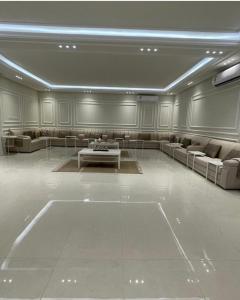 Habitación grande con sofás y mesa. en شالية ردنا, en Al Wudayy