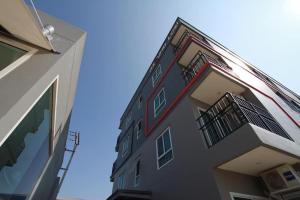 un edificio alto con balcones a un lado. en Around Loei en Loei