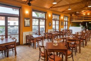 Reštaurácia alebo iné gastronomické zariadenie v ubytovaní Horský Hotel Skiland