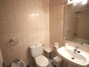 Kúpeľňa v ubytovaní CEL 103 Apartamento luminoso y sencillo en residencial ajardinado con piscina comunitaria - ES-228-22 + 23 fotografií