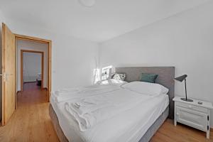 ズルレイにあるCrest Alta 23のベッドルーム(大きな白いベッド1台、ランプ付)