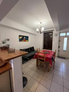 een woonkamer met een tafel en een bank bij "L'oranger" Arles Terrasse in Arles