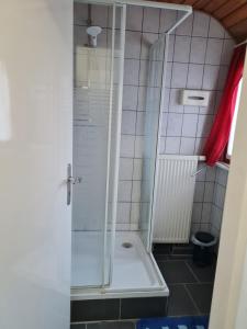 Un baño de Ferienwohnungen Monteurzimmer zur Silbernen Kanne