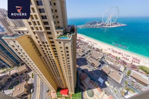 uma vista para a praia a partir da varanda de um edifício em Rovers Hostel Dubai em Dubai