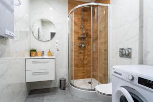 a bathroom with a shower and a toilet and a sink at Apartament Klimatyczny - blisko centrum by Space Apart in Jelenia Góra