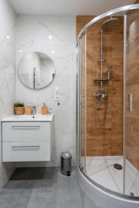 a bathroom with a shower and a sink at Apartament Klimatyczny - blisko centrum by Space Apart in Jelenia Góra