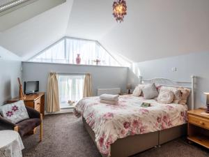 a bedroom with a bed and a window at 4 Bed in Bude 77663 in Milton Damerel