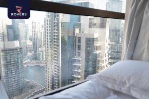 una camera da letto con finestra affacciata sulla città di Rovers Hostel Dubai a Dubai