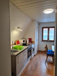 eine Küche mit einer Spüle und einem Herd in der Unterkunft Ferienwohnungen Monteurzimmer zur Silbernen Kanne in Rothenburg ob der Tauber