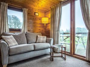 uma sala de estar com um sofá e uma grande janela em 2 Bed in Launceston 77873 em Saint Clether