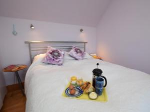 - un plateau/bouilloire sur un lit dans l'établissement 2 bed property in Findochty 76557, à Findochty