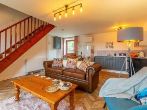 uma sala de estar com um sofá e uma mesa em 2 Bed in South Molton 78302 em Kings Nympton