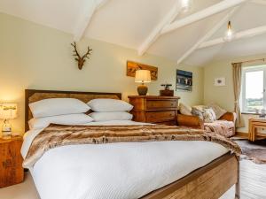 1 dormitorio con 1 cama con sábanas y almohadas blancas en 1 bed in Launceston 78428 en Boyton