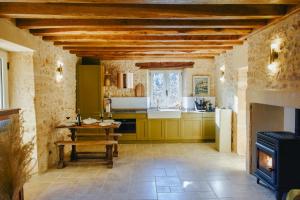 Η κουζίνα ή μικρή κουζίνα στο MAISON CISTUS - Maison d'hôtes de charme - Suites et gîte avec terrasses privées - Proche de Sarlat, au coeur de la Nature