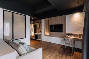 TV a/nebo společenská místnost v ubytování Impiana by Roxy Hotel