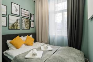 1 dormitorio con 1 cama con 2 toallas en Apartament Naturalny - blisko centrum by SpaceApart, en Jelenia Góra