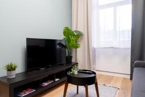 sala de estar con TV de pantalla plana sobre una mesa en Apartament Naturalny - blisko centrum by SpaceApart, en Jelenia Góra