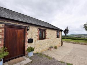 Cabaña de piedra con puerta de madera en 2 Bed in Axminster 79208, en Axminster