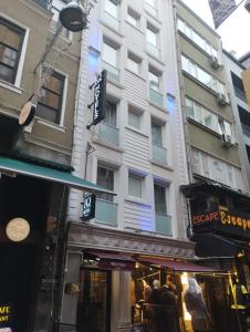 una tienda frente a un edificio alto en IQ Hotel Beyoğlu en Estambul