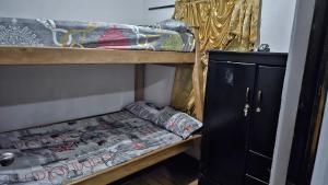 Etagenbett in einem Zimmer neben einem Schrank in der Unterkunft El cielo in Medellín