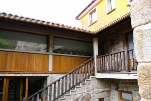 einen Balkon eines Hauses mit einer Treppe in der Unterkunft Casa da Telhada Pequena in Melgaço