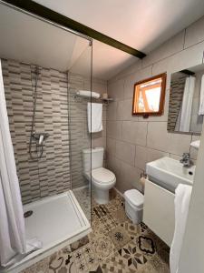 ein Bad mit einer Dusche, einem WC und einem Waschbecken in der Unterkunft Camping Las Palmeras in Crevillente
