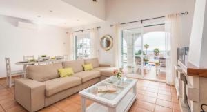 una sala de estar con un sofá y una mesa en Villa Úrsula, en Santo Tomás